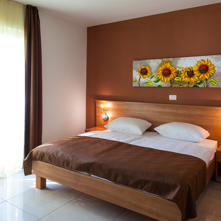 Hotelski apartman – DVORIŠTE I BOČNI POGLED NA MORE